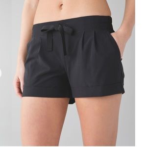 Lululemon spring breakaway short size 4 in black